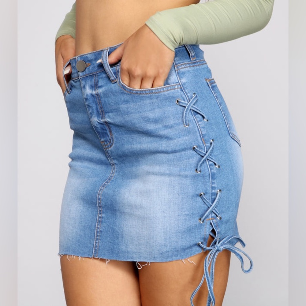 LIKE NEW Windsor ‘Stay Stylish’ Denim Mini Skirt